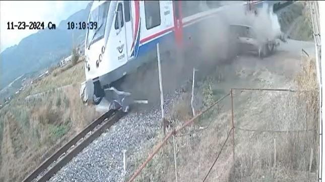 Yolcu treni ile otomobil çarpıştı: Kaza anı kameralara yansıdı