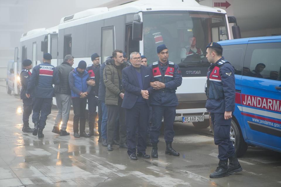 "KAMUDA İŞE ALDIRACAĞIZ" VAADİYLE 212 KİŞİYİ DOLANDIRDILAR MANİSA İL JANDARMA KOMUTANLIĞI DOLANDIRICILIK ÖRGÜTÜNÜ ÇÖKERTTİ SUÇ ÖRGÜTÜNDE ASKERİ HİYERARŞİ: KENDİLERİNİ "KORGENERAL", "ALBAY" OLARAK TANITMIŞLAR 11 KİŞİ TUTUKLANDI