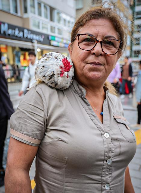 İZMİR SOKAKLARINI OMUZUNDA 'HOROZ BIDIK' İLE KARIŞ KARIŞ GEZİYOR