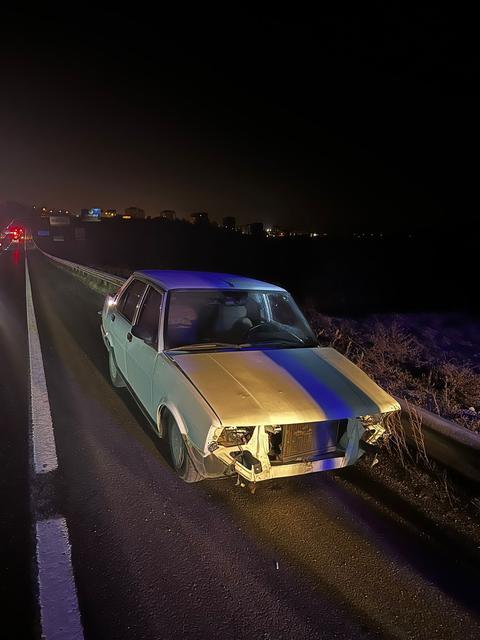 Sürücüsünün alkollü olduğu iddia edilen otomobil, bariyerlere çarptı