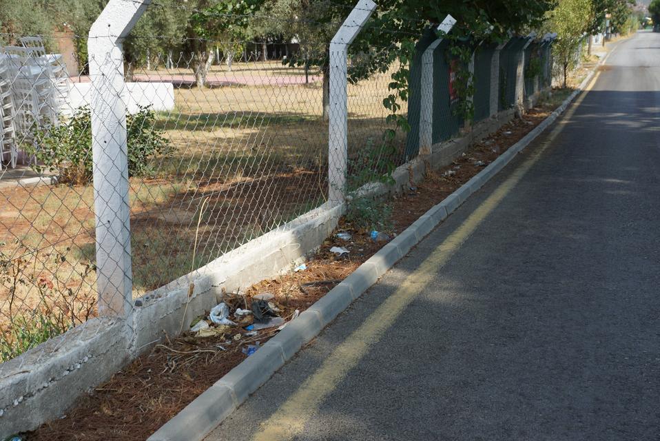 KIZILCAKÖY MAHALLESİ'NDE YOL KENARINA ATILAN ÇÖPLERE MAHALLE HAKLINDAN TEPKİ