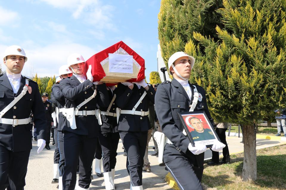 TEDAVİ GÖRDÜĞÜ HASTANEDE VEFAT EDEN EMNİYET MÜDÜRÜ MEMLEKETİNE TÖRENLE UĞURLANDI