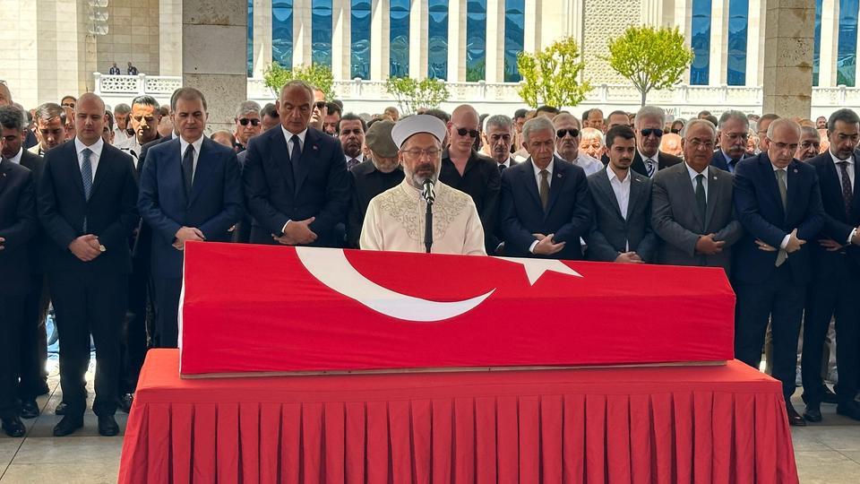 KENAN IŞIK, ANKARA'DA SON YOLCULUĞUNA UĞURLANDI KENAN IŞIK, ANKARA'DA ANNESİNİN YANINA DEFNEDİLDİ