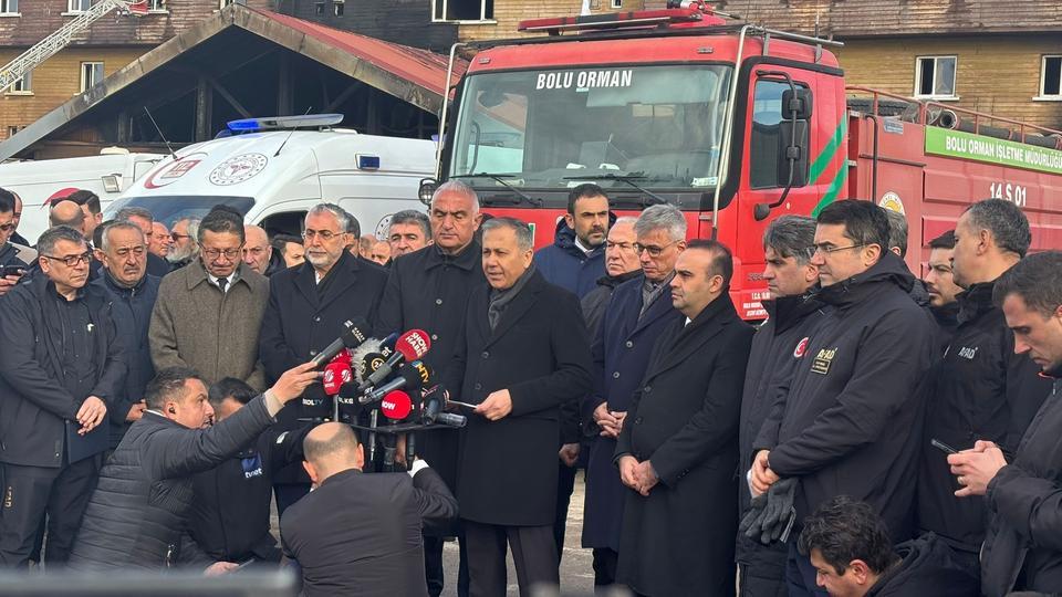 BAKANLAR SON DURUMU AÇIKLADI: ÖLÜ SAYISI 66'YA YÜKSELDİ İÇİŞLERİ BAKANI ALİ YERLİKAYA: "BUNA VESİLE OLUP DA CANIMIZIN YANMASINA SEBEP OLAN HATA, İHMAL NE VARSA BİLİN Kİ HEM ADLİ HEM DE İDARİ MUTLAKA GEREĞİ YAPILACAKTIR" SAĞLIK BAKANI KEMAL MEMİŞOĞLU: "51 YARALIMIZ VAR. BUNLARDAN 1 TANESİNİN DURUMU AĞIR, YOĞUN BAKIMDA. 17'SİNİ TABURCU ETTİK. DİĞERLERİNİN HASTANELERİMİZDE TEDAVİLERİ DEVAM EDİYOR"