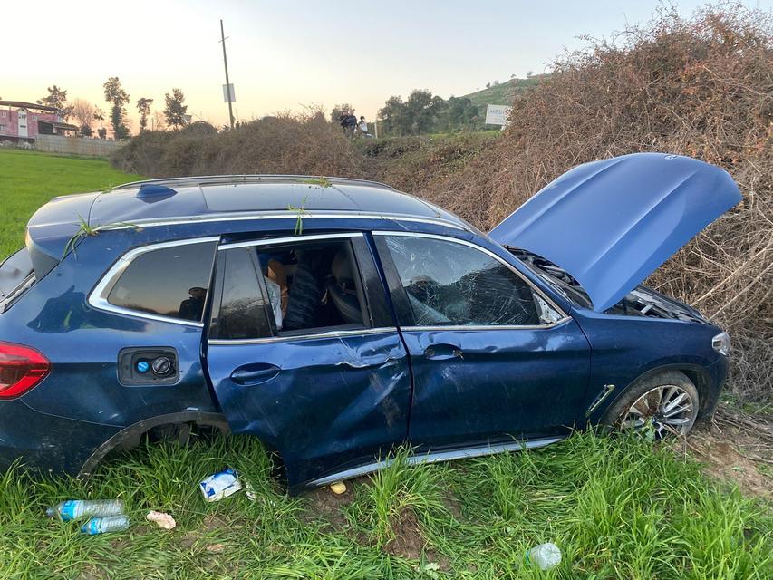 KAZAYA KARIŞAN OTOMOBİL TARLAYA UÇTU: 3 YARALI