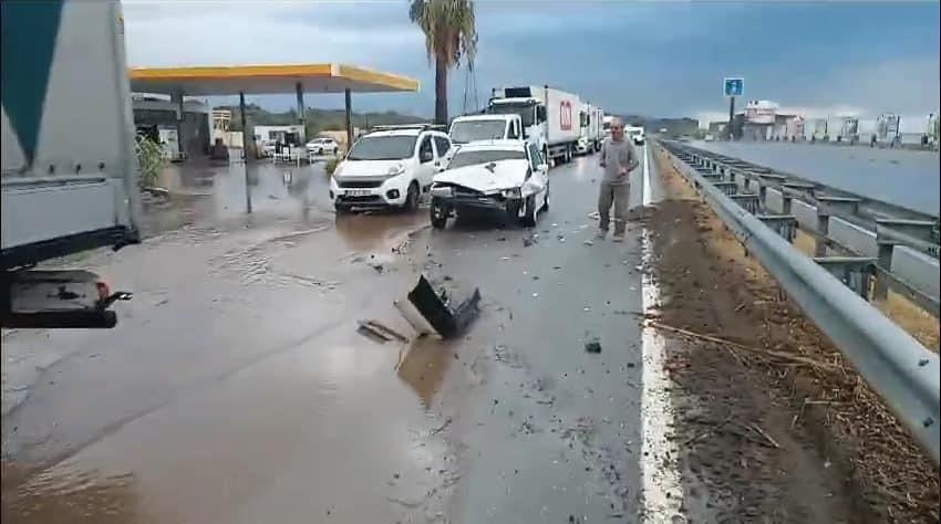 SÖKE'DE SAĞANAK YAĞIŞ KAZAYA NEDEN OLDU: 3 YARALI