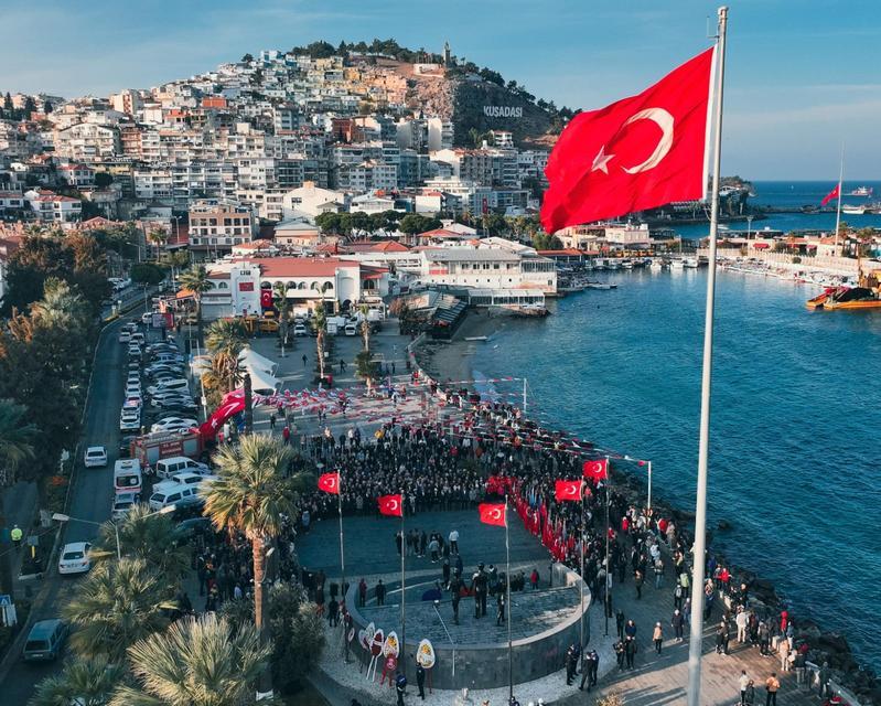 KUŞADASI ATA'SINI SAYGI VE ÖZLEMLE ANDI