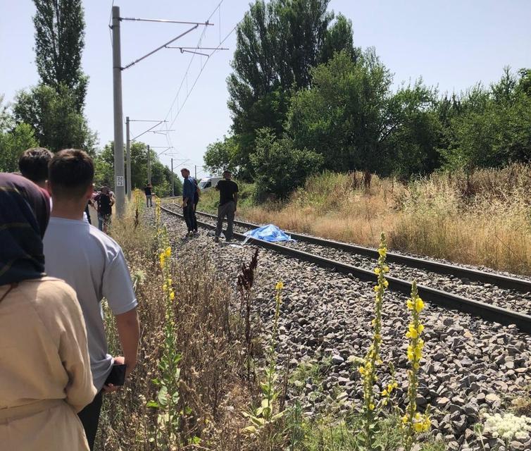 KÜTAHYA'DA YOLCU TRENİ ÇAPA MOTORUNA ÇARPTI: 1 ÖLÜ