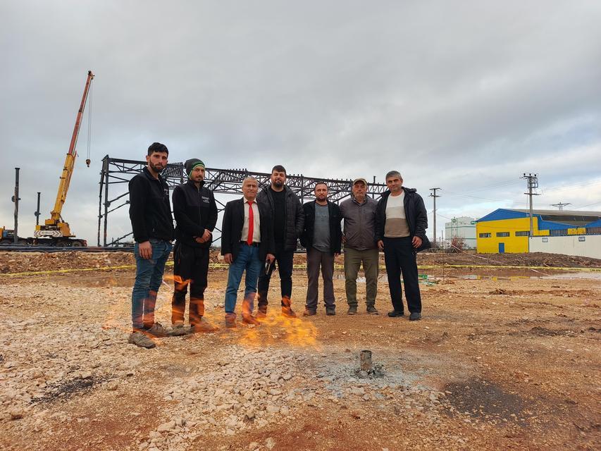 BURSA'DA DOĞAL GAZ BULUNDU BURSA'DA ZEMİN ETÜDÜ YAPAN İŞÇİLER TESADÜFEN DOĞAL GAZ BULDU DOĞAL GAZIN YANDIĞINI GÖREN ÇEVREDEKİLER ISINMAYA GELDİ