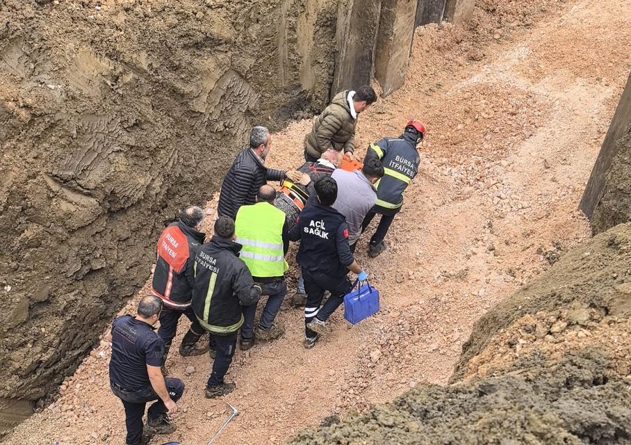 Toprak altında kalan işçiyi kurtarmak için zamanla yarıştılar