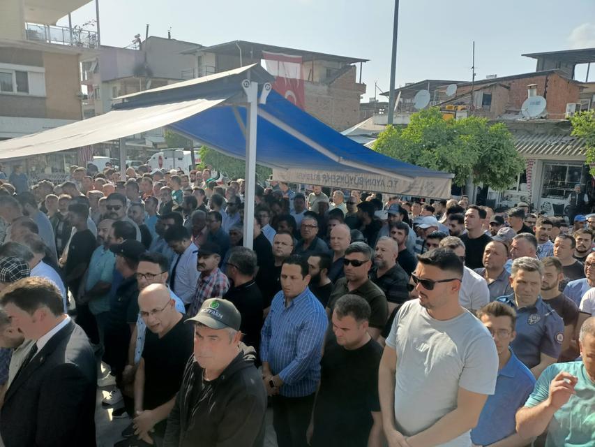 Cenaze törenine, Bozdoğan Kaymakamı ve Yenipazar Kaymakam Vekili İbrahim Gökçe, Yenipazar Belediye Başkanı Malik Ercan, Aydın İl Sağlık Müdürü Dr. Eser Şenkul Nazilli Belediye Başkan Yardımcısı Kadir Mutlu, daire amirleri ve personelleri, siyasi parti temsilcileri, oda başkanları ve çok sayıda vatandaş katıldı.