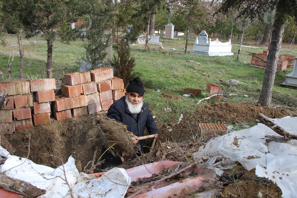 ÖLMEDEN KAZDIĞI MEZARINA GECELERİ GİRİP YATIYOR