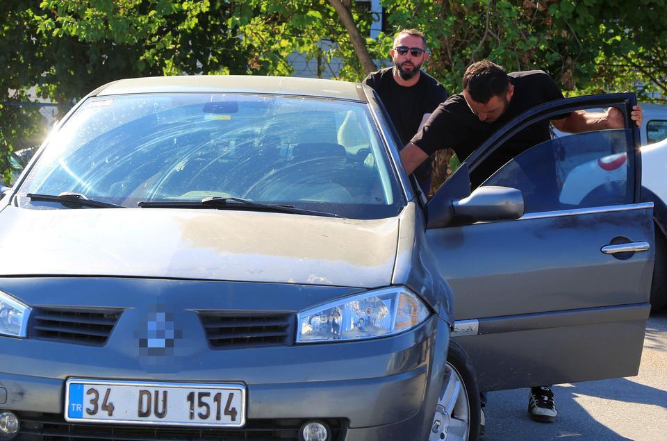 DENİZLİ'DE TARTIŞTIĞI KİŞİNİN ARABASINI ALDI, ANTALYA'YA GETİRİP PARK ETTİ HIRSIZLIK İHBARIYLA ARAMA BAŞLATAN POLİS EKİPLERİ, ARACI 250 KİLOMETRE UZAKTA ANTALYA'DA BULDU