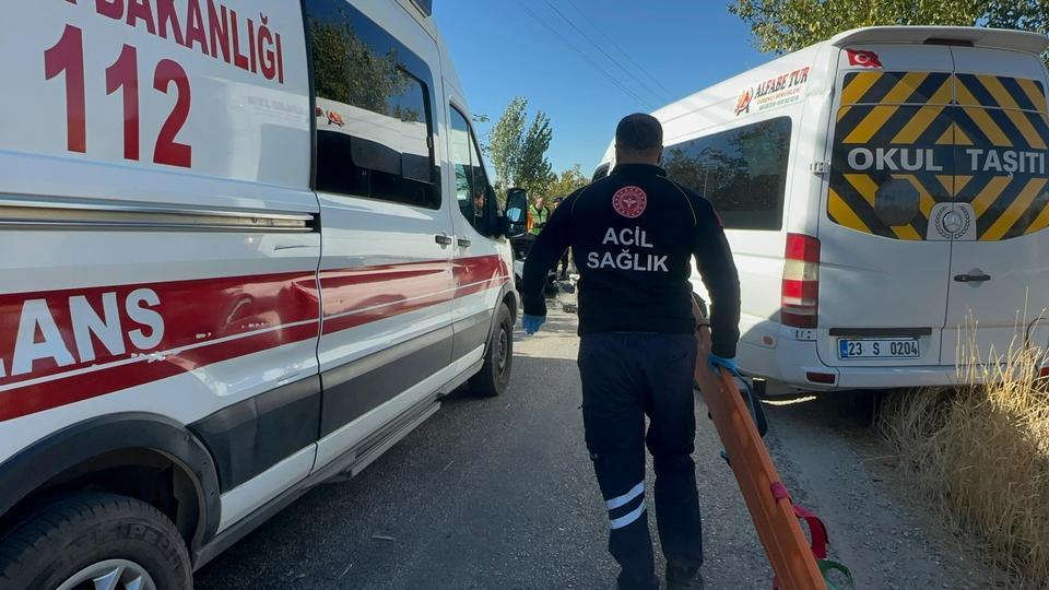 Otomobil ile öğrenci servisi çarpıştı: 2'si ağır 4 yaralı