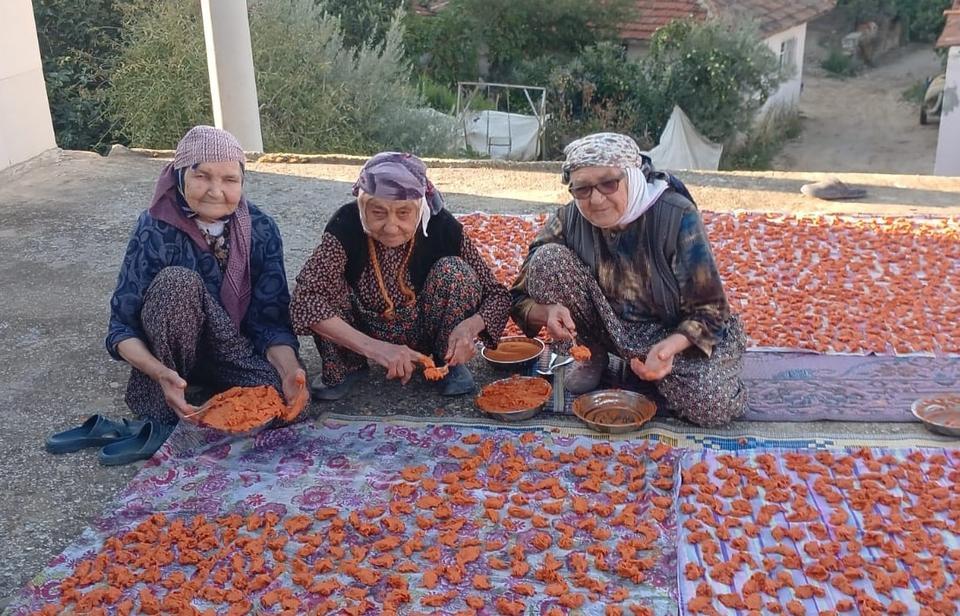 90 YAŞINDAKİ ÜÇ KADINDAN UZUN ÖMRÜN SIRRI BİR ASRA YAKLAŞAN ÖMÜRLERİNİ TARHANAYA BORÇLU OLDUKLARINI SÖYLEYEN 3 KADIN ARKADAŞ, DOĞAL TARHANA YAPIMINA DEVAM EDİYOR