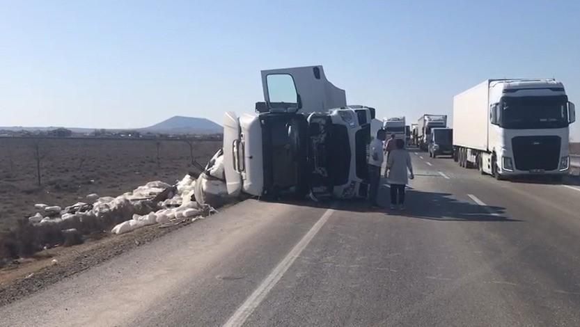 KONYA'DA DEVRİLEN TIRIN SÜRÜCÜSÜ YARALANDI