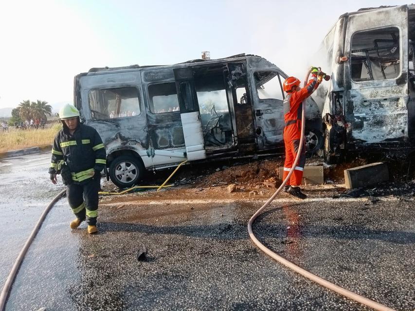 Yanan araçlar itfaiye ekipleri tarafından yapılan müdahale sonrası tamamen söndürüldü.