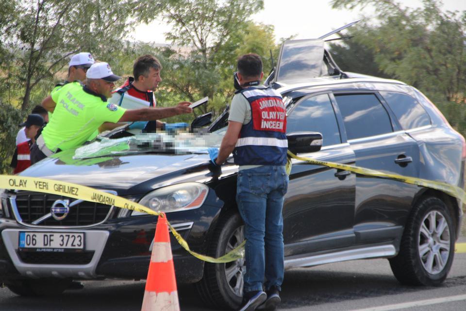 FECİ KAZADA KIZ KARDEŞLER HAYATINI KAYBETTİ KAMYONA ARKADAN ÇARPAN OTOMOBİL HURDAYA DÖNDÜ