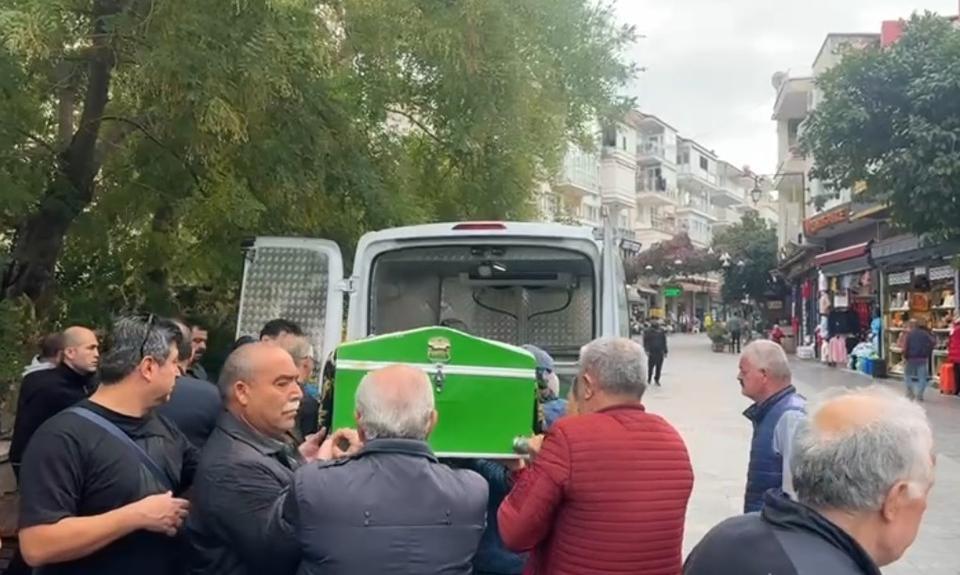 KAFEYE DALAN OTOMOBİLİN ALTINDA KALMIŞTI FECİ KAZADA HAYATINI KAYBEDEN KADIN TOPRAĞA VERİLDİ