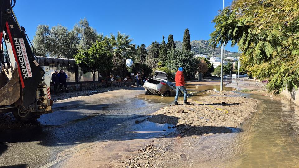 BODRUM'DA İSALE HATTI PATLADI, OTOMOBİL ÇUKURA DÜŞTÜ