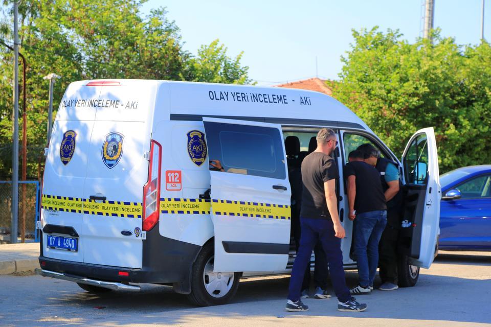 DENİZLİ'DE TARTIŞTIĞI KİŞİNİN ARABASINI ALDI, ANTALYA'YA GETİRİP PARK ETTİ HIRSIZLIK İHBARIYLA ARAMA BAŞLATAN POLİS EKİPLERİ, ARACI 250 KİLOMETRE UZAKTA ANTALYA'DA BULDU