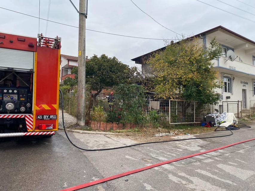 Kömür sobası evi yaktı