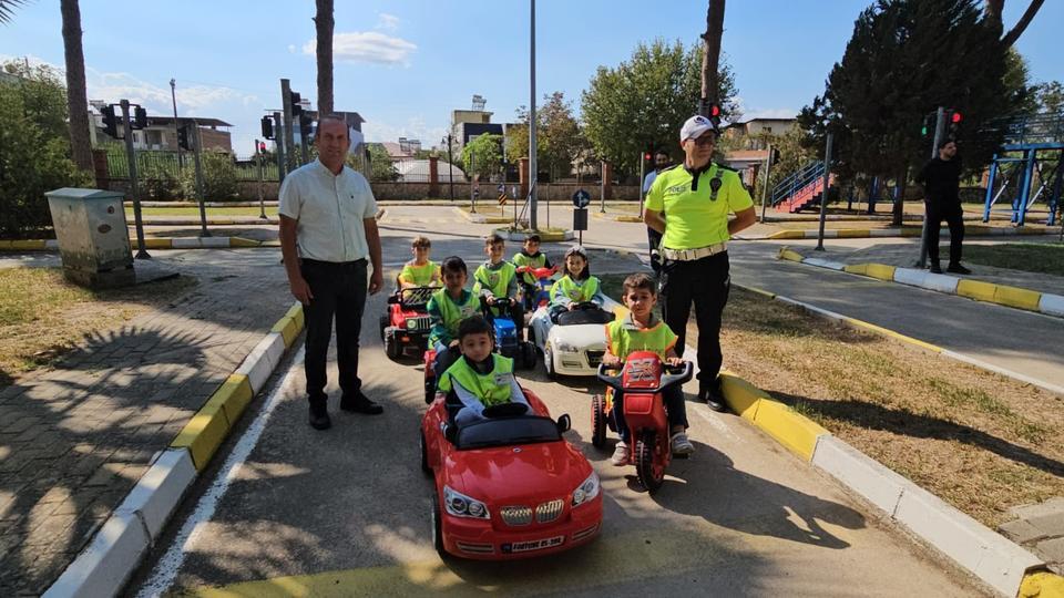 ANA SINIFI ÖĞRENCİLERİNİN İLK TRAFİK DERSİNİ KAYMAKAM KAN VERDİ ÇOCUKLARDAN EBEVEYNLERİNE TRAFİKTE GÜVENLİK UYARISI