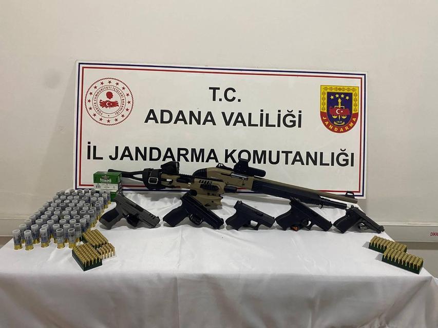 Jandarma bir araçta 6 silah ele geçirdi