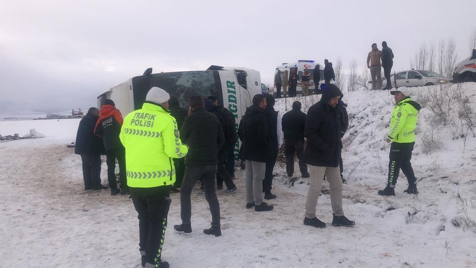 İzmir’den Iğdır’a giden yolcu otobüsü devrildi: 23 yaralı