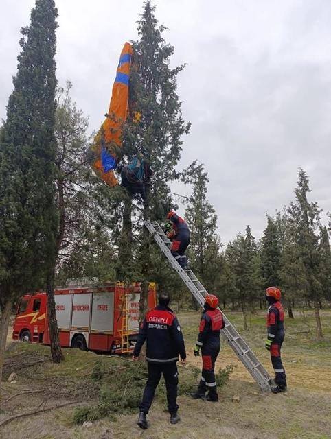 DENİZLİ'DE AĞAÇTA ASILI KALAN YAMAÇ PARAŞÜTÇÜYÜ İTFAİYE KURTARDI DENİZLİ'DE UÇUŞ ESNASINDA KONTROLÜNÜ KAYBEDİP AĞAÇTA MAHSUR KALAN YAMAÇ PARAŞÜTÜ PİLOTUNU İTFAİYE KURTARDI