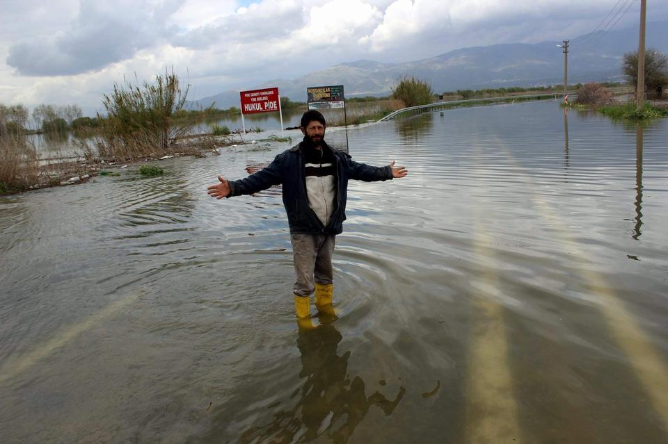 BİR ZAMANLAR TAŞAN MENDERES ŞİMDİ SUYA HASRET ÇİFTÇİLERİN ÜMİDİNİ TAŞIYAN MENDERES NEHRİ'NDE TEHLİKE ÇANLARI ÇALIYOR