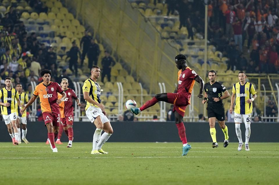 TRENDYOL SÜPER LİG: FENERBAHÇE: 0 - GALATASARAY: 2 (İLK YARI)