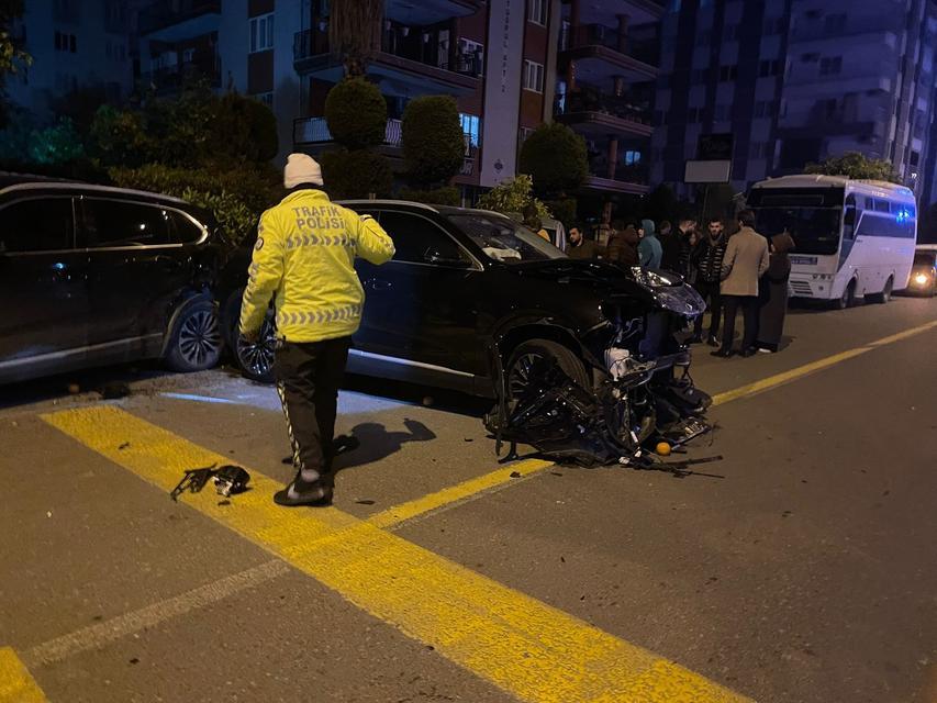 SEYİR HALİNDEYKEN BİR BAŞKA ARACA ÇARPIP KAÇTI, ORTALIK SAVAŞ ALANINA DÖNDÜ KONTROLDEN ÇIKAN OTOMOBİL, PARK HALİNDEKİ ARAÇLARA DALDI