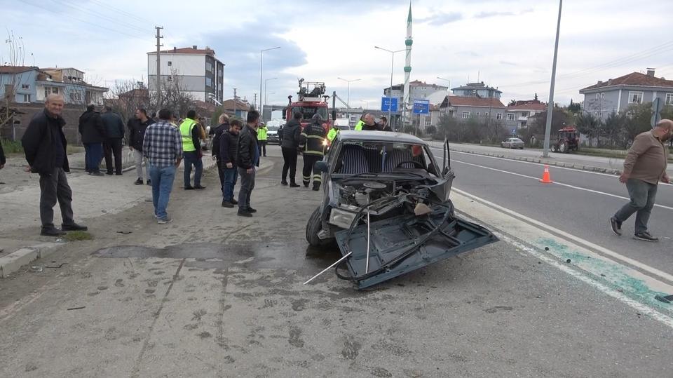 Aydınlatma direğine çarpan otomobil hurdaya döndü: 2 yaralı