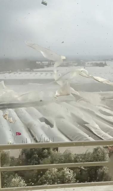 DEMRE'DE HORTUMUN SERALARI YERLE BİR ETTİĞİ ANLAR KAMERADA ONLARCA SERADAKİ NAYLONLAR SÖKÜLDÜ, DİREKLER YIKILDI, TÜRK BAYRAĞI ZARAR GÖRMEDİ ZARAR GÖREN SERALAR DRON İLE GÖRÜNTÜLENDİ