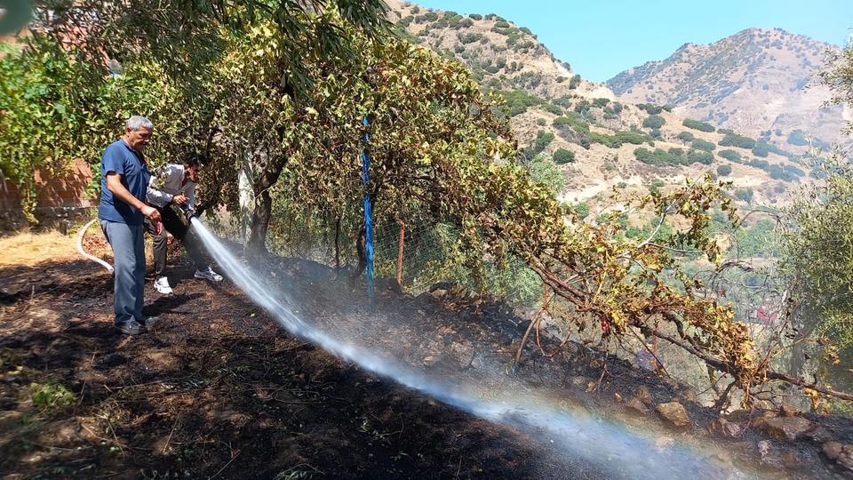 HAZIR BEKLETİLEN SU TANKERLERİ ALEVLERİN BÜYÜMESİNİ ENGELLEDİ