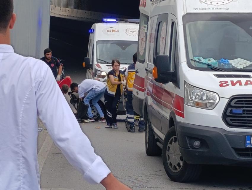 AFYONKARAHİSAR'DA OTOMOBİL BARİYERLERE ÇARPTI: 3 YARALI 112 PERSONELİ VE YARALI YAKINI, İHA MUHABİRİNİN ÇEKİM YAPMASINA ENGEL OLDU