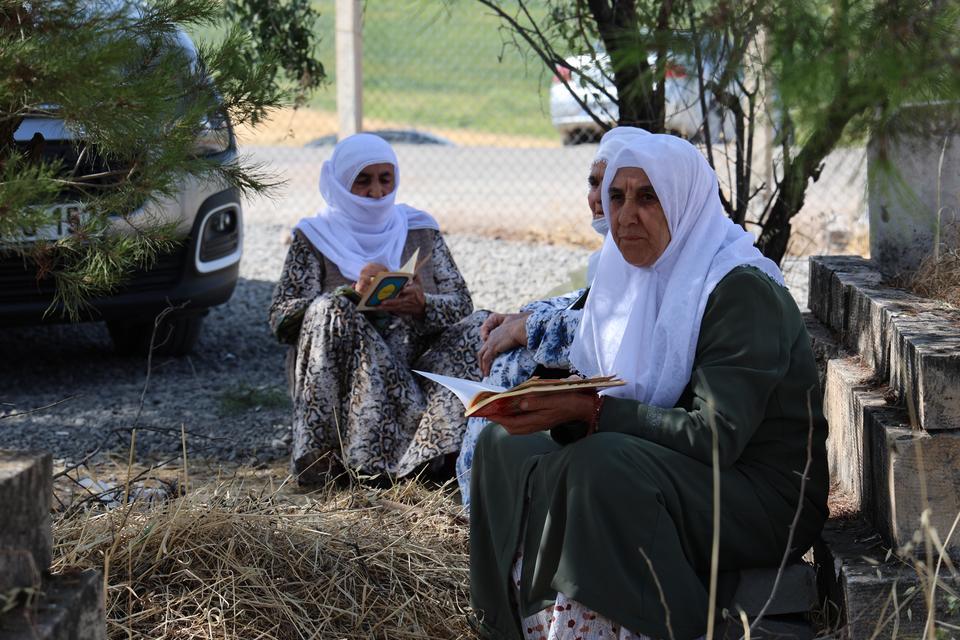 NARİN'İN MEZARI YAPILDI NARİN 8 GÜNDÜR MEZARI BAŞINDA ZİYARET EDİLİYOR, DUALAR OKUNUYOR