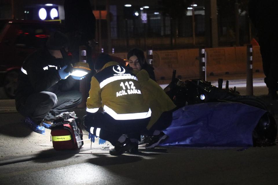 Motosiklet sürücüsü otobüsün altında kalarak can verdi