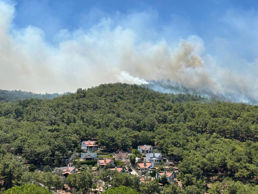 URLA'DAKİ ORMAN YANGININDA 120 KONUT TAHLİYE EDİLDİ