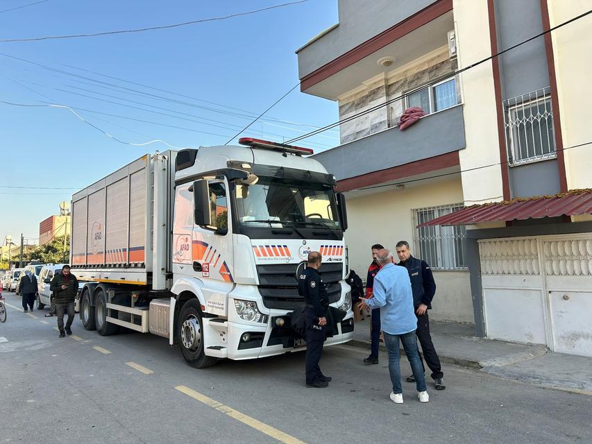 MERSİN'DE ZEHİRLENME: 2 ÇOCUK ÖLDÜ, 5 KİŞİ TEDAVİ ALTINDA MERSİN'İN TARSUS İLÇESİNDE KİMYASAL ZEHİRLENME ŞÜPHESİYLE HASTANEYE KALDIRILAN 8 KİŞİLİK AİLEDEN 2 ÇOCUK HAYATINI KAYBETTİ, 5'İNİN DURUMUNUN İSE AĞIR OLDUĞU ÖĞRENİLDİ