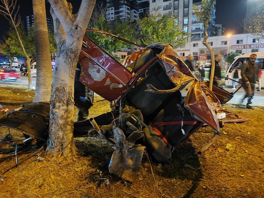 ADANA'DA AĞAÇLARA ÇARPAN OTOMOBİL İKİYE AYRILDI: 1 ÖLÜ, 2 YARALI