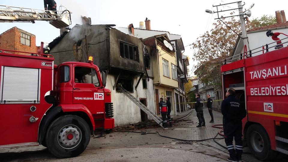 TAVŞANLI'DA AHŞAP EVDE ÇIKAN YANGINDA 1 KİŞİ ÖLDÜ