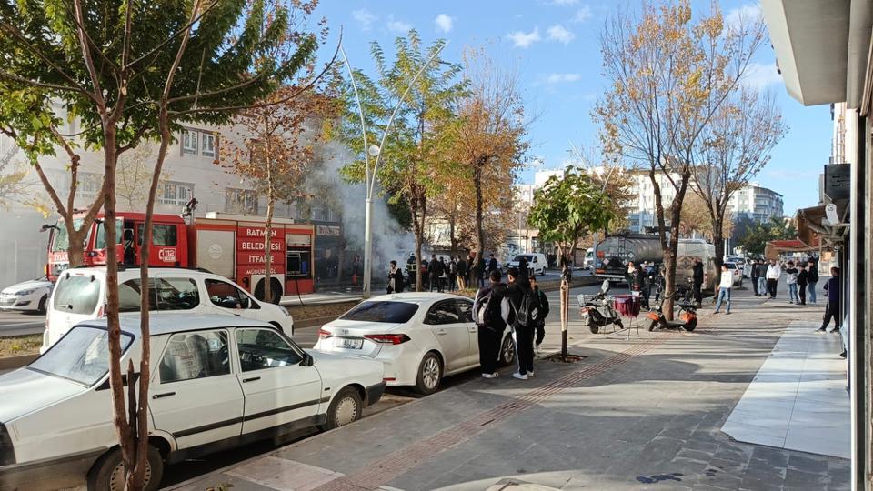 Seyir halindeyken yanan otomobili itfaiye söndürdü