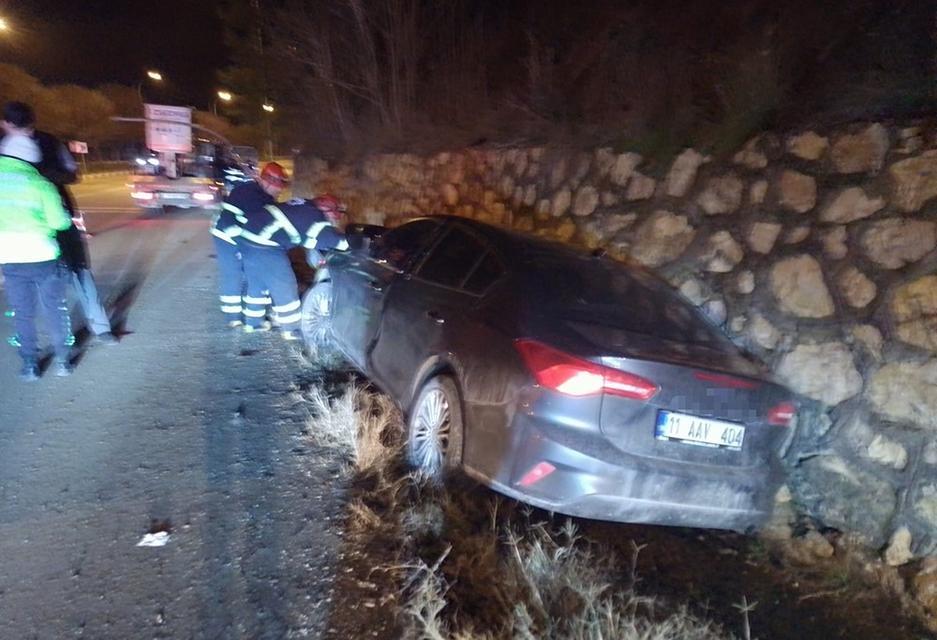 Otomobil duvara çarptı, kadın sürücü yaralandı