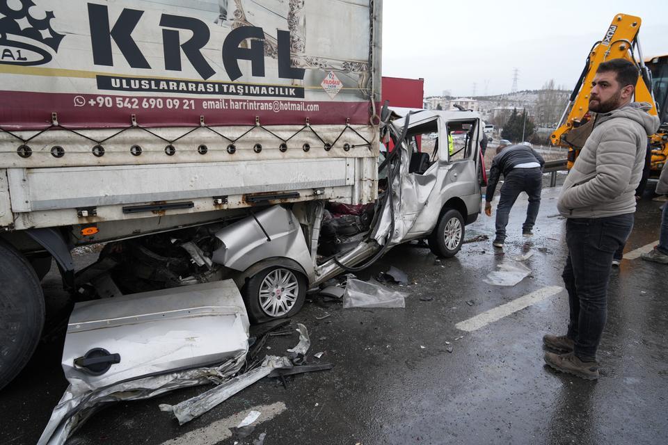 ANKARA'DA TIRIN ALTINA GİREN ARAÇ HURDAYA DÖNDÜ: 1 ÖLÜ KAR KAZALARI BERABERİNDE GETİRDİ