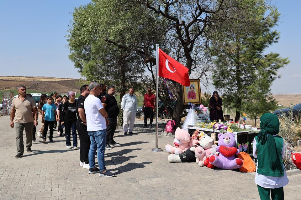 TÜRKİYE'NİN DÖRT BİR YANINDAN GELEN VATANDAŞLAR 10 GÜNDÜR NARİN'İN MEZARINI ZİYARET EDİYOR DİYAR EMER: "NARİN ÖLMEDİ, İNSANLIK ÖLDÜ. BURADAKİ KÜÇÜK BİR BEDEN DEĞİL DE İNSANLIĞI BİZ TOPRAĞA GÖMDÜK"