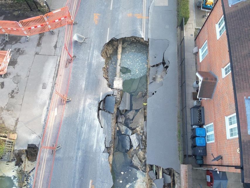 İNGİLTERE'DE 20 METRE GENİŞLİĞİNDEKİ OBRUK BAHÇEYİ YUTTU