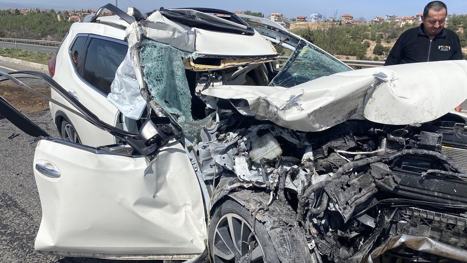 Uşak'ta otomobilin tırın dorsesine arkadan çarpması sonucu, otomobil sürücüsü ve kızı yaralandı.