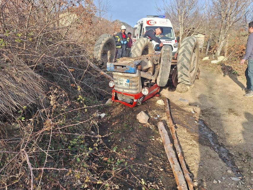 TERS DÖNEN TRAKTÖRÜN SÜRÜCÜSÜ YARALANDI